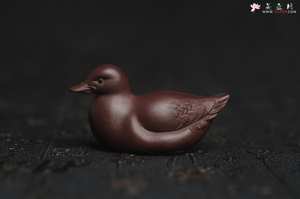 紫砂壶图片：美宠特惠 超精工特好紫泥呆萌小鸭茶宠摆件 长6宽2.5高3cm - 美壶网