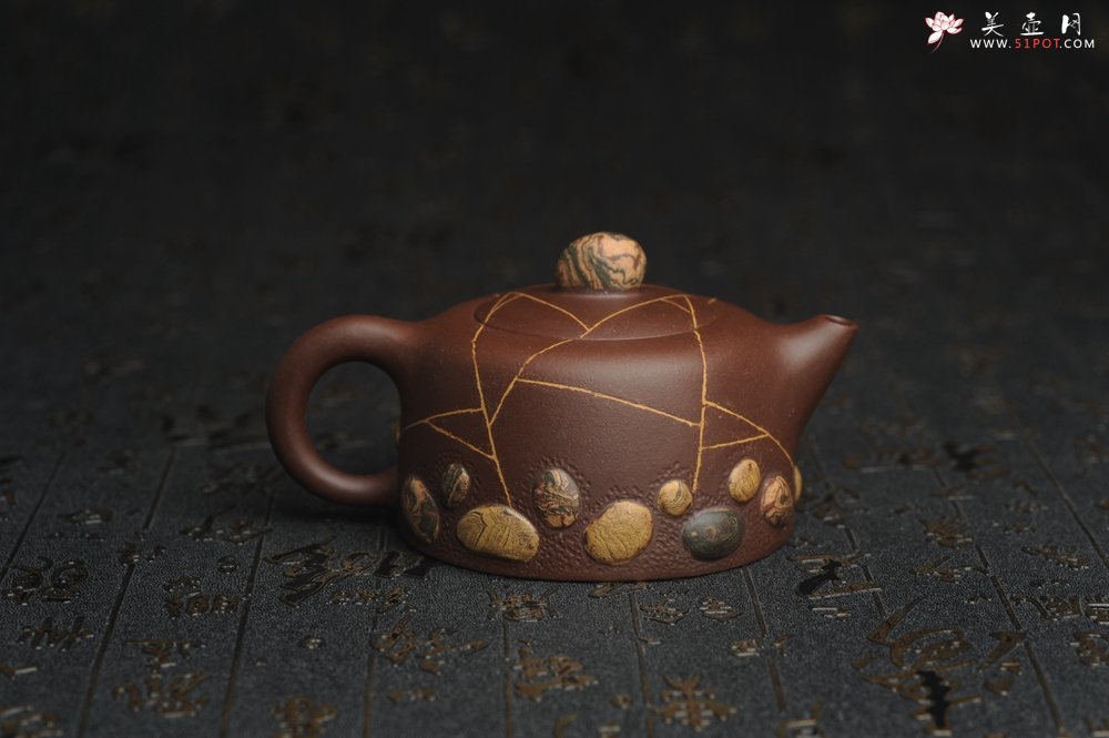 紫砂壶图片：美壶特惠 沈老师年末精工老紫泥冰纹 绞泥紫砂雨花石 井栏套壶 一壶200cc 二杯（每杯88cc） - 美壶网