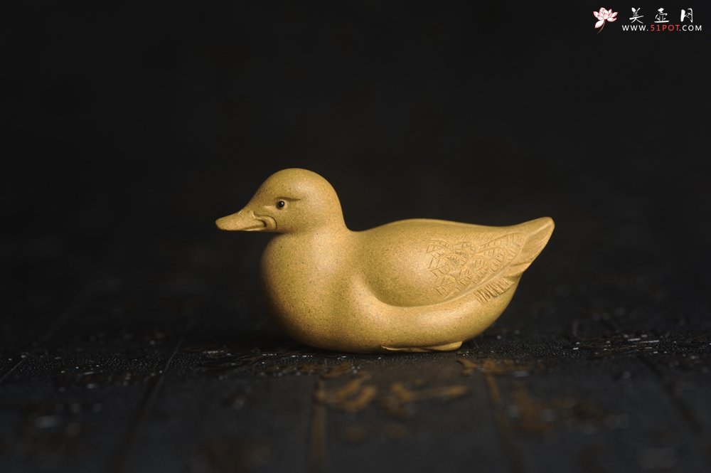 紫砂壶图片：美宠特惠 超精工特好黄段泥小黄鸭茶宠摆件 呆萌 长6宽2.5高3cm - 美壶网