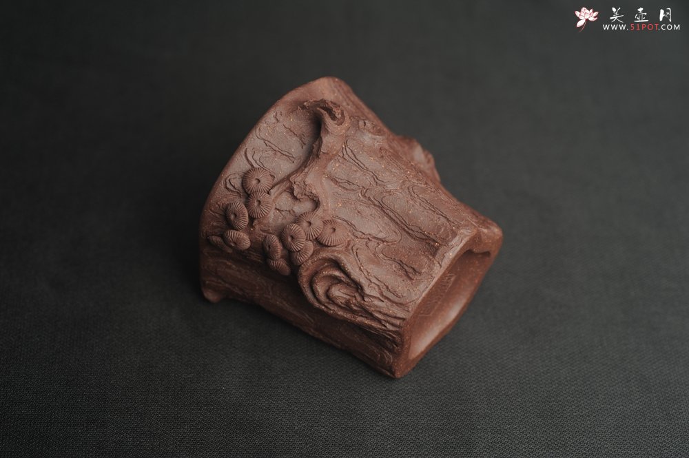 紫砂壶图片：潜力股作品 全手工优质紫泥松桩杯 肌理丰富 全推松皮逼真 枝干生动 - 美壶网