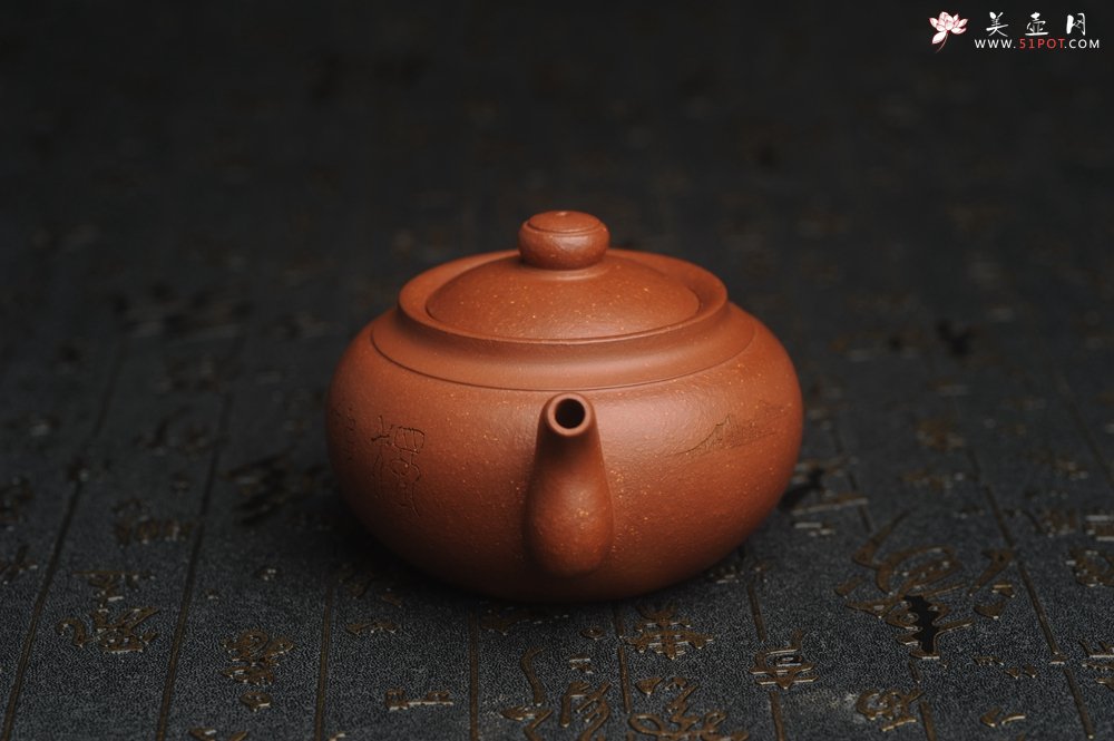 紫砂壶图片：特油润降坡泥 装饰山水 全手工大蕴存心壶 - 美壶网
