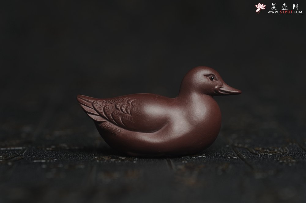 紫砂壶图片：美宠特惠 超精工特好紫泥呆萌小鸭茶宠摆件 长6宽2.5高3cm - 美壶网