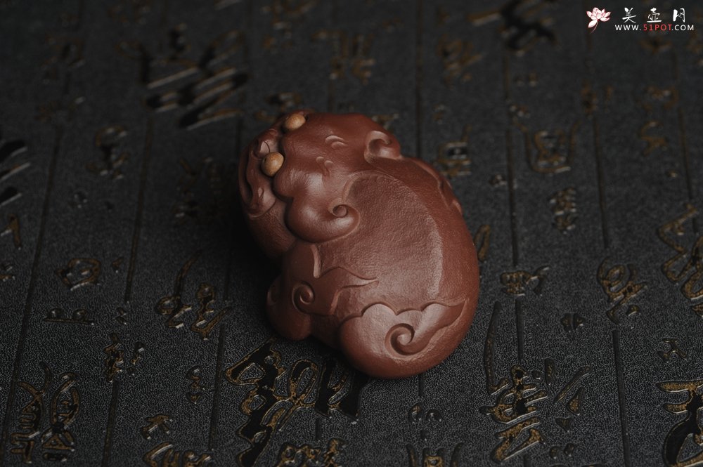 紫砂壶图片：美宠特惠 精工紫泥如意金蟾 长8cm宽6cm高4cm 茶盘尤物 - 美壶网