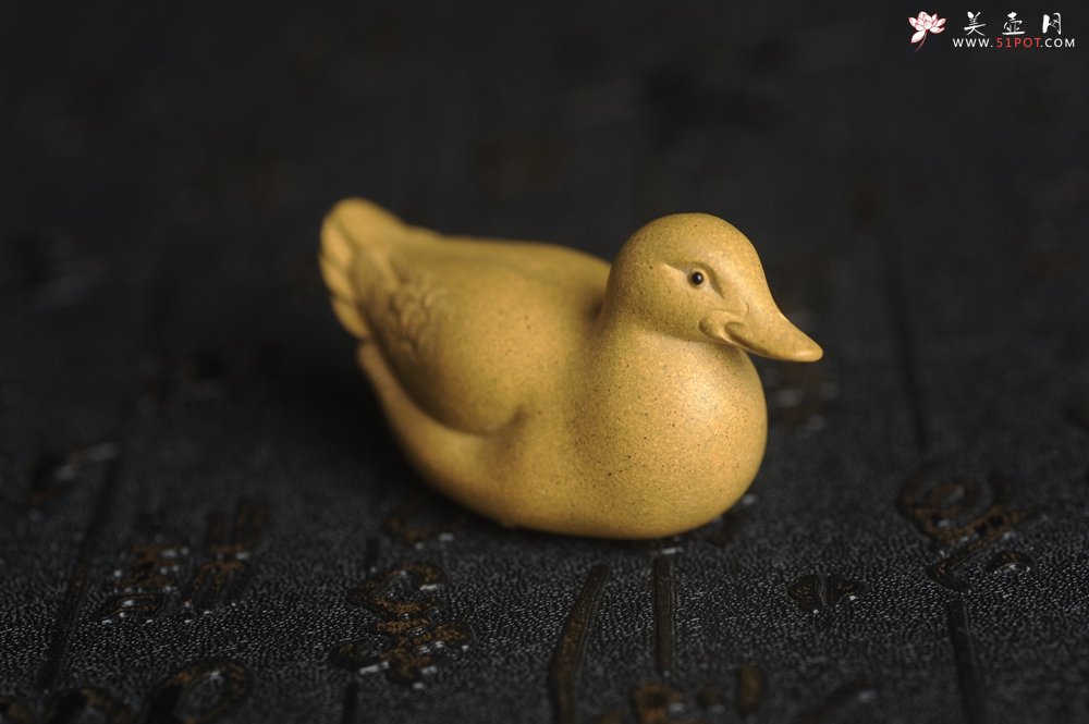 紫砂壶图片：美宠特惠 超精工特好黄段泥小黄鸭茶宠摆件 呆萌 长6宽2.5高3cm - 美壶网