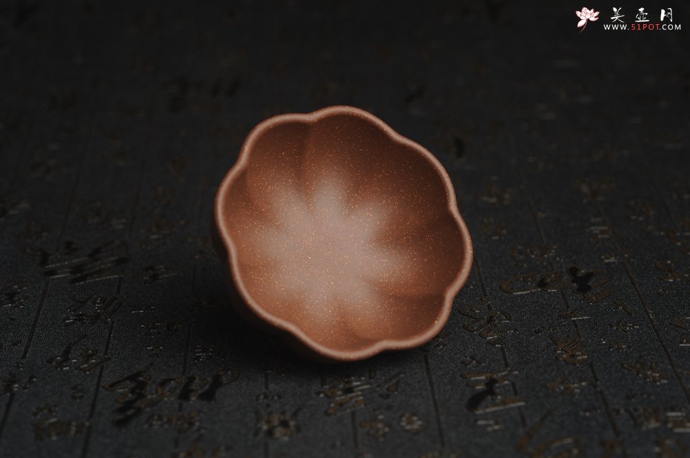 紫砂壶图片：美杯特惠 精致调砂紫泥菱花杯90cc 茶人醉爱 - 美壶网