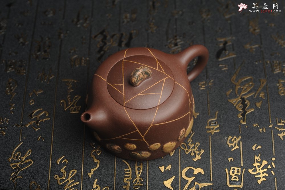 紫砂壶图片：美壶特惠 沈老师年末精工老紫泥冰纹 绞泥紫砂雨花石 井栏套壶 一壶200cc 二杯（每杯88cc） - 美壶网