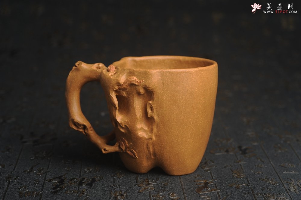 紫砂壶图片：美杯精品特惠 实力演绎全手工老黄段泥松鼠杯 松鼠灵动 贴叶生动 不失为一把好杯 - 美壶网