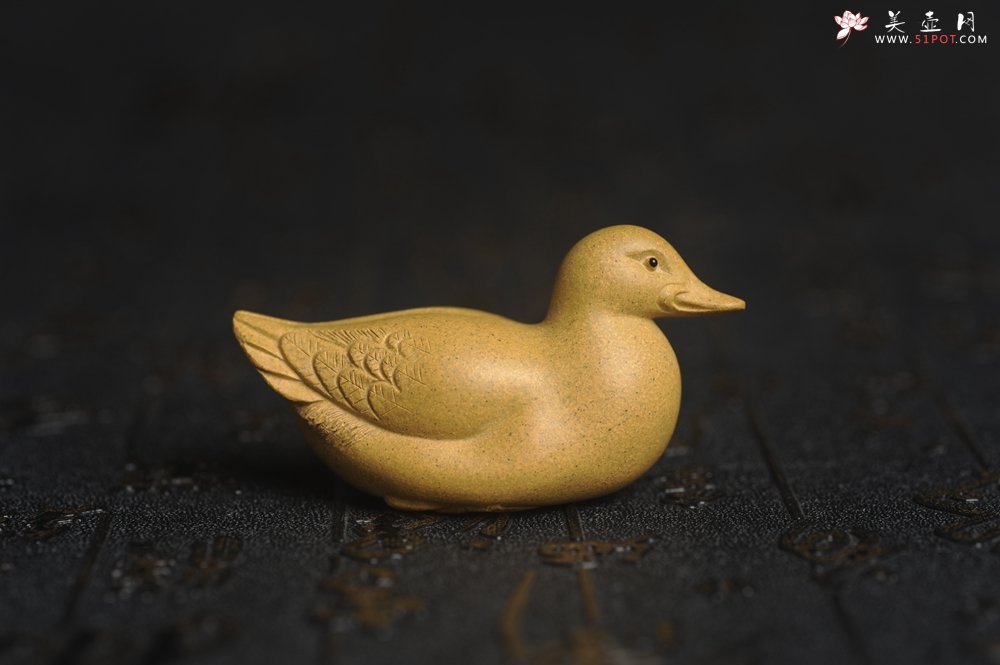 紫砂壶图片：美宠特惠 超精工特好黄段泥小黄鸭茶宠摆件 呆萌 长6宽2.5高3cm - 美壶网
