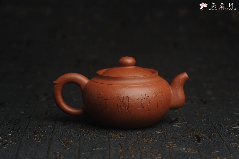 紫砂壶图片：特油润降坡泥 装饰山水 全手工大蕴存心壶 - 美壶网