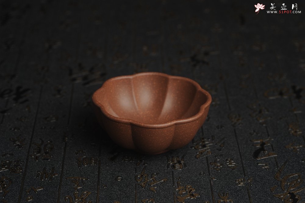 紫砂壶图片：美杯特惠 精致调砂紫泥菱花杯90cc 茶人醉爱 - 美壶网