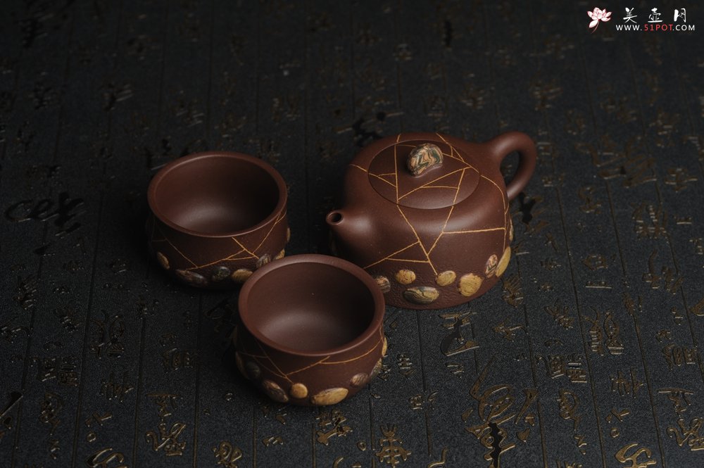 紫砂壶图片：美壶特惠 沈老师年末精工老紫泥冰纹 绞泥紫砂雨花石 井栏套壶 一壶200cc 二杯（每杯88cc） - 美壶网