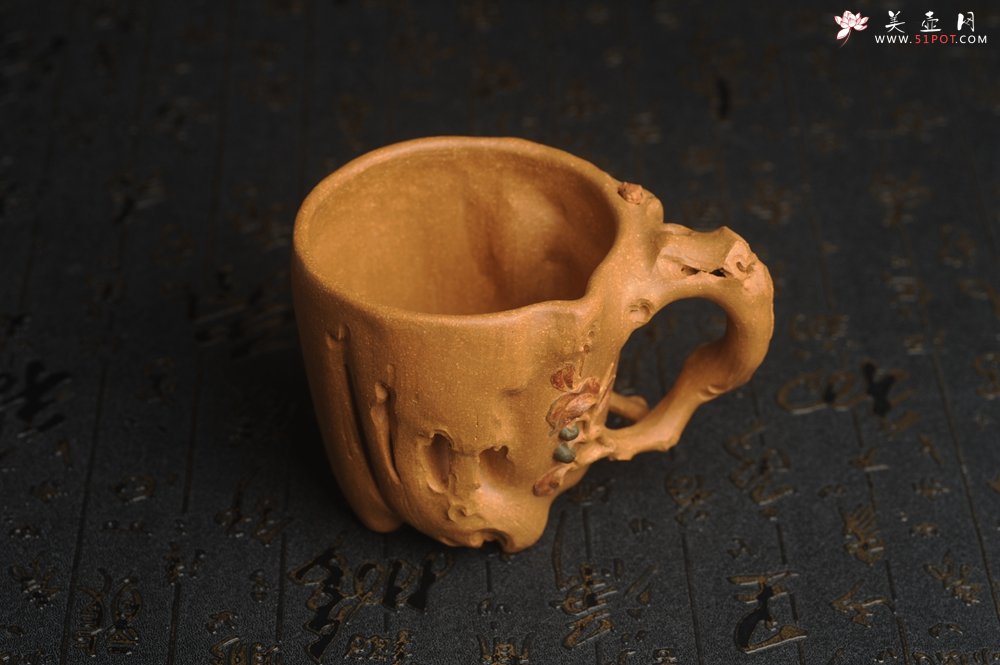 紫砂壶图片：美杯精品特惠 实力演绎全手工老黄段泥松鼠杯 松鼠灵动 贴叶生动 不失为一把好杯 - 美壶网