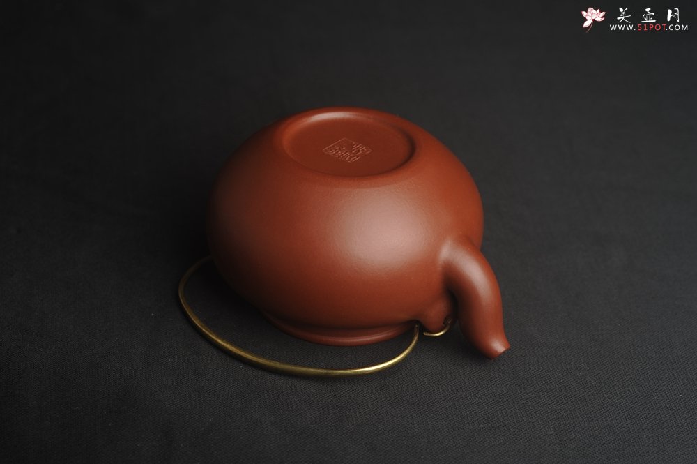 紫砂壶图片：潜力股周小培全手工老清水泥蛋包提梁壶 特实用 - 美壶网
