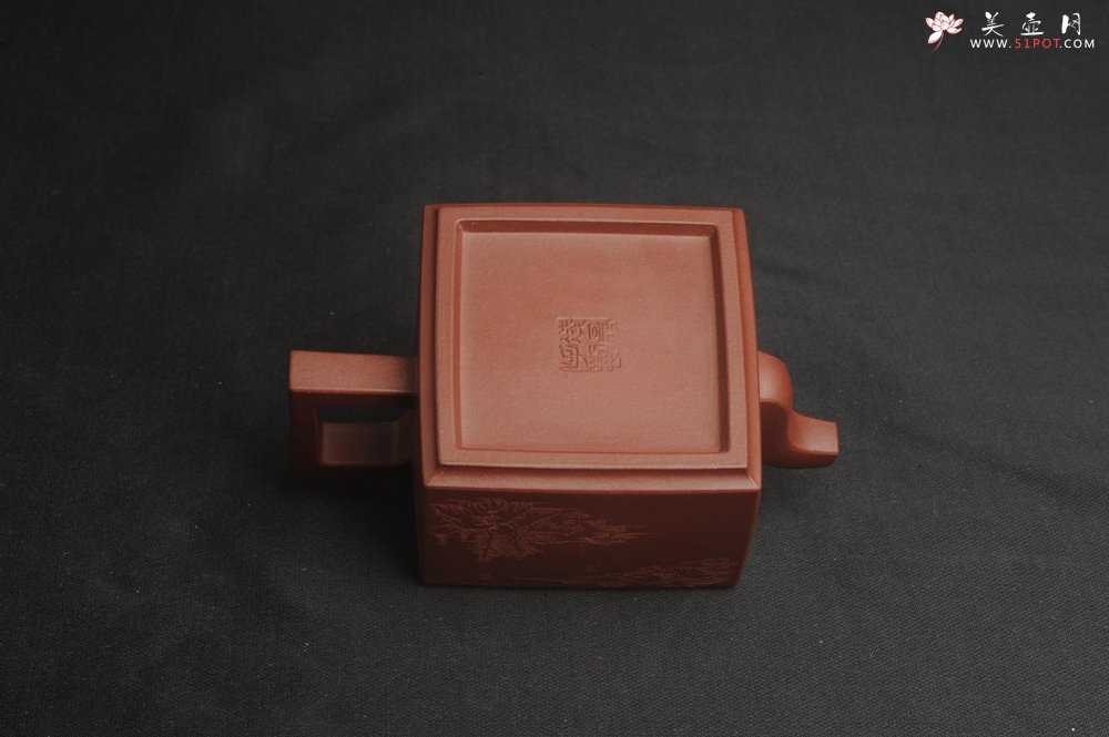 紫砂壶图片：全手工优质紫红泥精致亚明四方壶 装饰山水图 特文气 - 美壶网