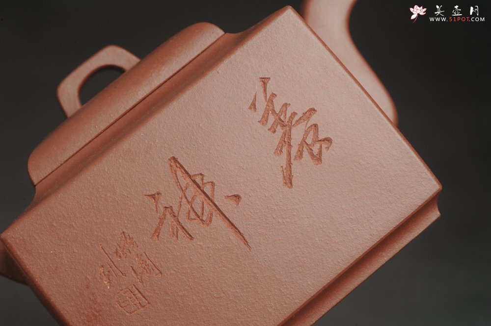 紫砂壶图片：全手工优质紫红泥精致亚明四方壶 装饰养神图 特文气 - 美壶网