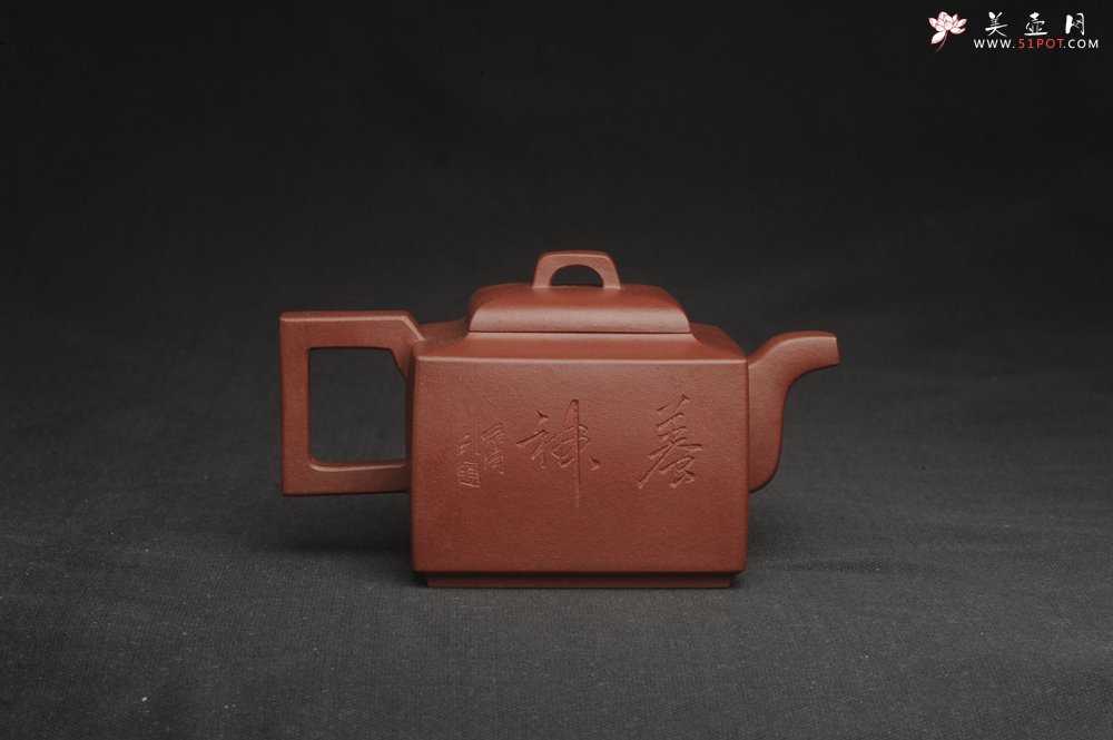 紫砂壶图片：全手工优质紫红泥精致亚明四方壶 装饰养神图 特文气 - 美壶网