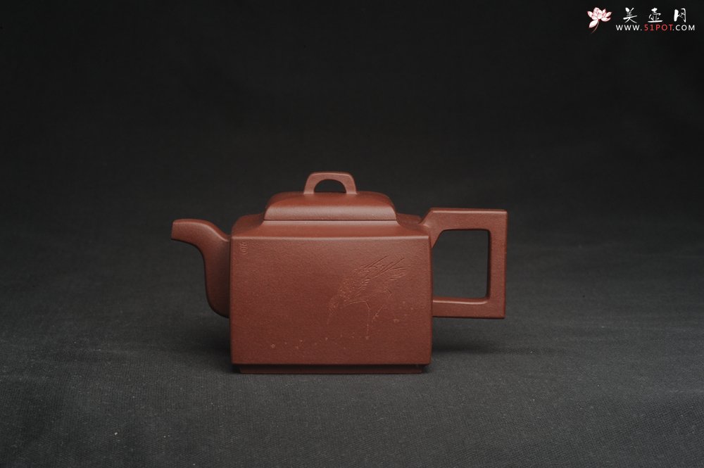 紫砂壶图片：全手工优质紫红泥精致亚明四方壶 装饰养神图 特文气 - 美壶网
