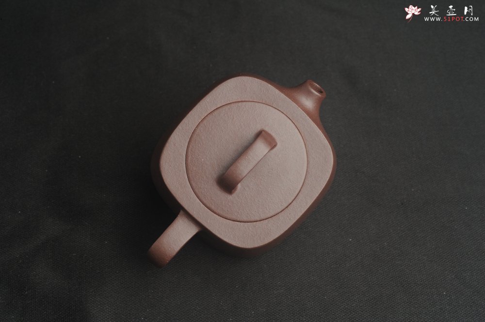 紫砂壶图片：美壶特惠  精致紫泥四方套壶180cc 杯子50cc 一壶二杯 - 美壶网