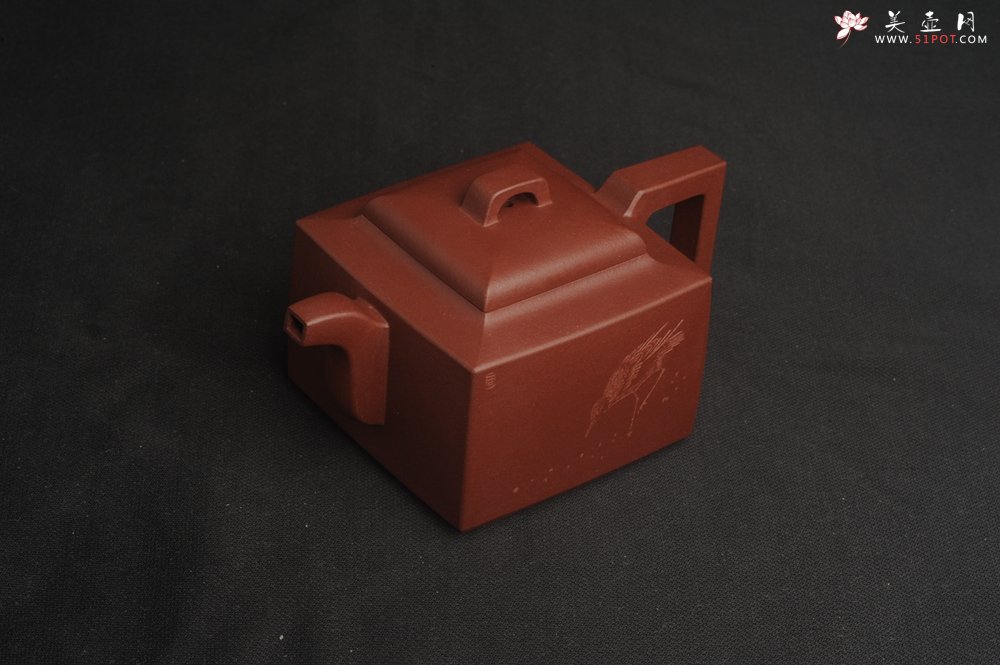 紫砂壶图片：全手工优质紫红泥精致亚明四方壶 装饰养神图 特文气 - 美壶网