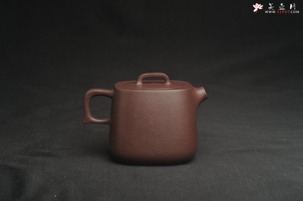 紫砂壶图片：美壶特惠  精致紫泥四方套壶180cc 杯子50cc 一壶二杯 - 美壶网