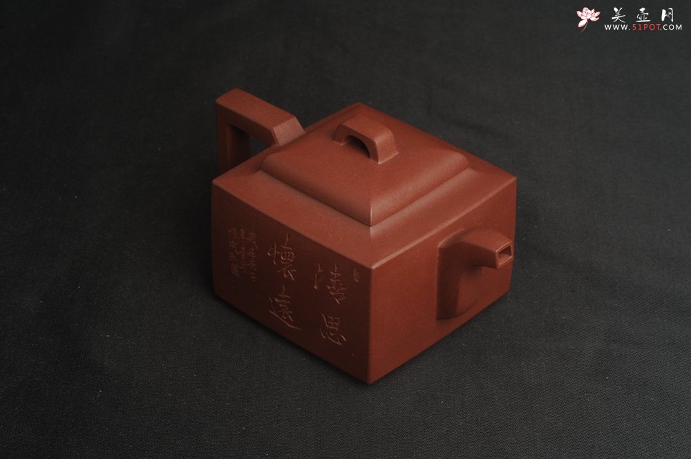 紫砂壶图片：全手工优质紫红泥精致亚明四方壶 装饰山水图 特文气 - 美壶网