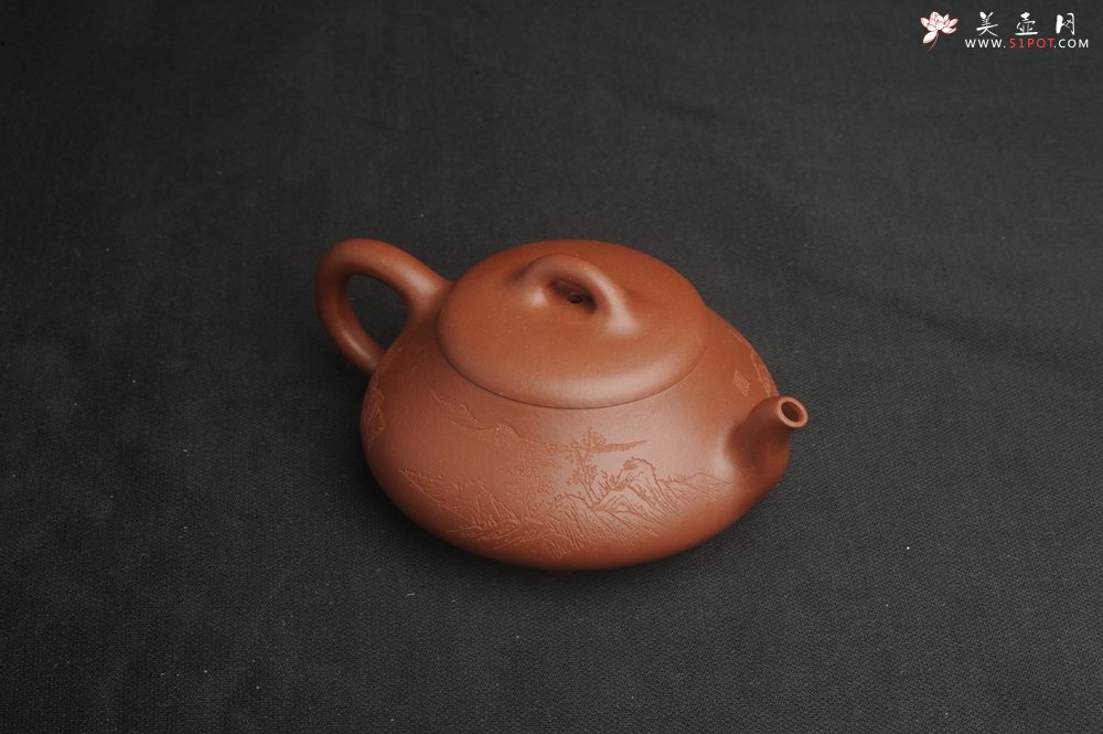 紫砂壶图片：特好底曹青全手工扁瓢  装饰山水 特文气 - 美壶网