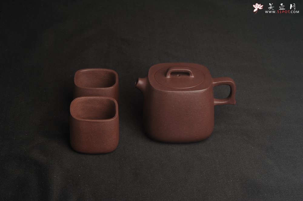 紫砂壶图片：美壶特惠  精致紫泥四方套壶180cc 杯子50cc 一壶二杯 - 美壶网