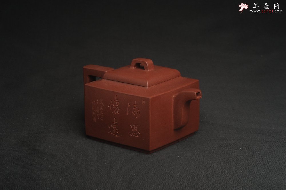 紫砂壶图片：全手工优质紫红泥精致亚明四方壶 装饰山水图 特文气 - 美壶网