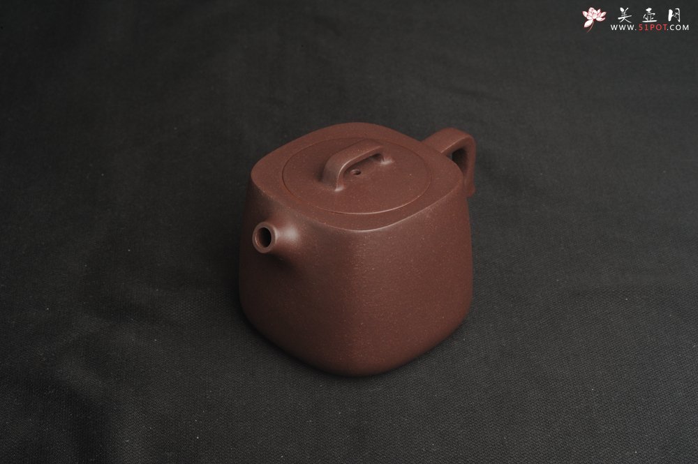 紫砂壶图片：美壶特惠  精致紫泥四方套壶180cc 杯子50cc 一壶二杯 - 美壶网