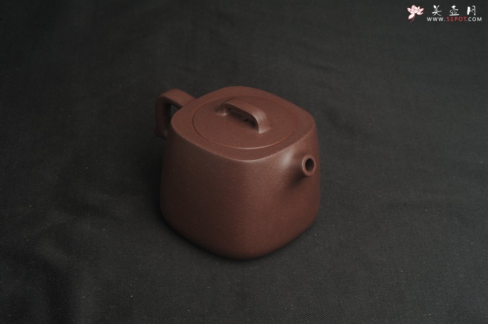紫砂壶图片：美壶特惠  精致紫泥四方套壶180cc 杯子50cc 一壶二杯 - 美壶网