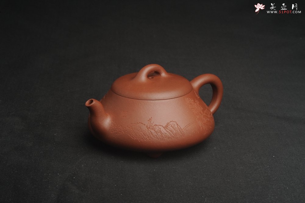 紫砂壶图片：特好底曹青全手工扁瓢  装饰山水 特文气 - 美壶网