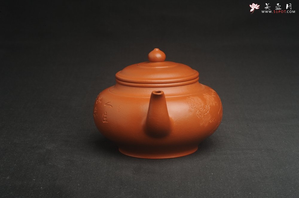 紫砂壶图片：潜力股周小培全手演绎朱泥笑樱壶 中品难度大 方健老师装饰对弈图 - 美壶网