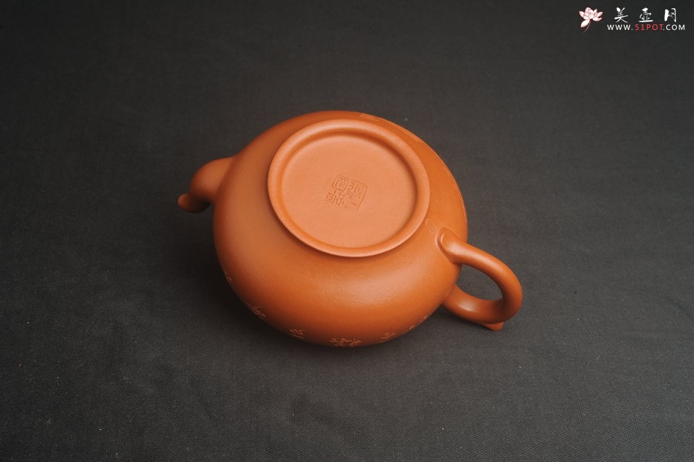 紫砂壶图片：潜力股周小培全手演绎朱泥笑樱壶 中品难度大 方健老师装饰对弈图 - 美壶网