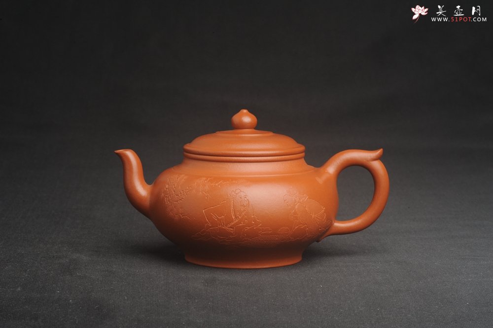 紫砂壶图片：潜力股周小培全手演绎朱泥笑樱壶 中品难度大 方健老师装饰对弈图 - 美壶网