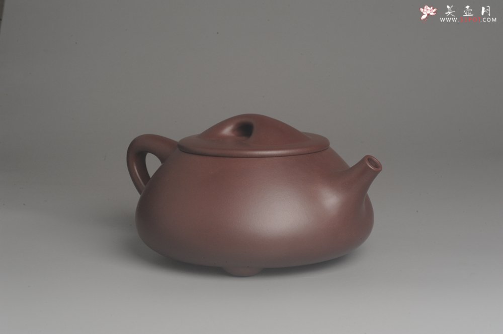 紫砂壶图片：美壶特惠 学学老师超大精致紫泥祥云满瓢茶壶 茶人醉爱 - 美壶网