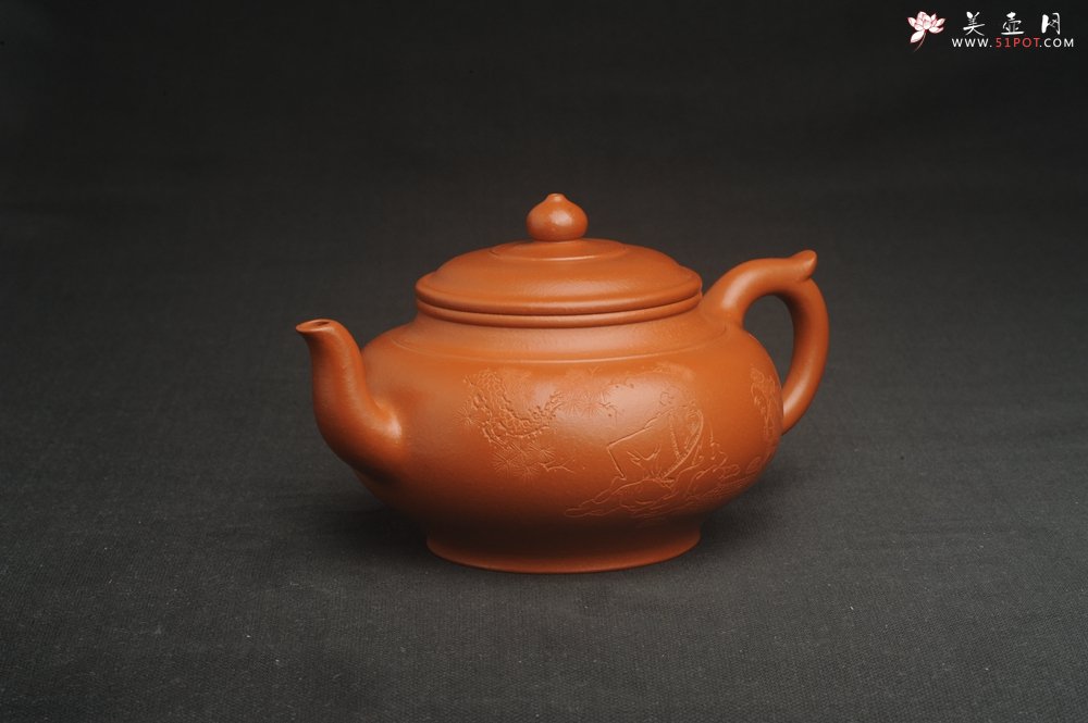 紫砂壶图片：潜力股周小培全手演绎朱泥笑樱壶 中品难度大 方健老师装饰对弈图 - 美壶网