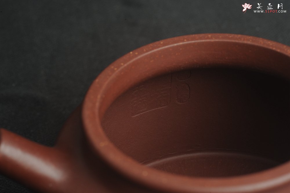 紫砂壶图片：油润黄龙山4号深井红皮龙 全手工德中壶 做工特好 装饰抚琴图 特文气 - 美壶网