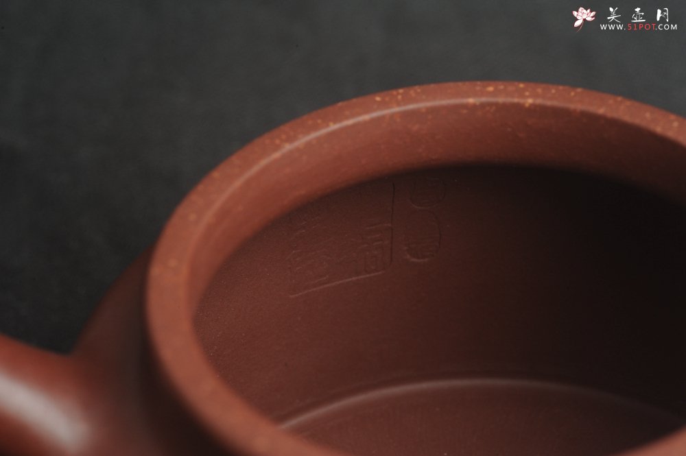 紫砂壶图片：油润黄龙山4号深井红皮龙 全手工德中壶 做工特好 装饰人物特文气 - 美壶网