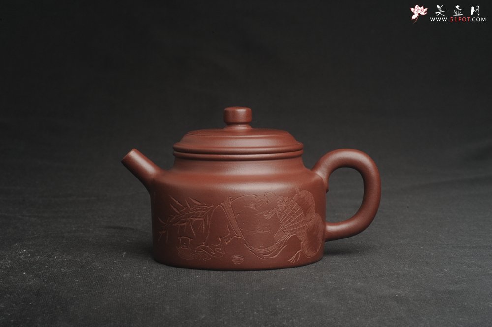 紫砂壶图片：油润黄龙山4号深井红皮龙 全手工德中壶 做工特好 装饰人物特文气 - 美壶网