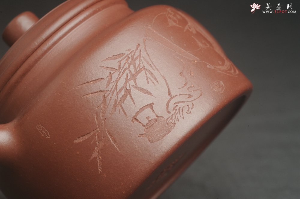 紫砂壶图片：油润黄龙山4号深井红皮龙 全手工德中壶 做工特好 装饰人物特文气 - 美壶网