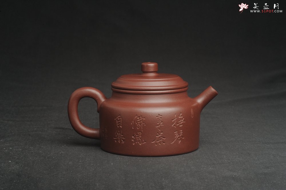 紫砂壶图片：油润黄龙山4号深井红皮龙 全手工德中壶 做工特好 装饰抚琴图 特文气 - 美壶网