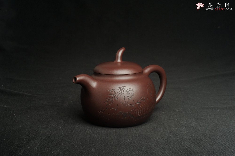 紫砂壶图片：特油润底曹青 全手工一捺底景舟茄段 装饰人物特文气 期待与亲结缘 - 美壶网