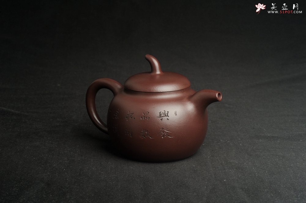 紫砂壶图片：特油润底曹青 全手工一捺底景舟茄段 装饰人物特文气 期待与亲结缘 - 美壶网