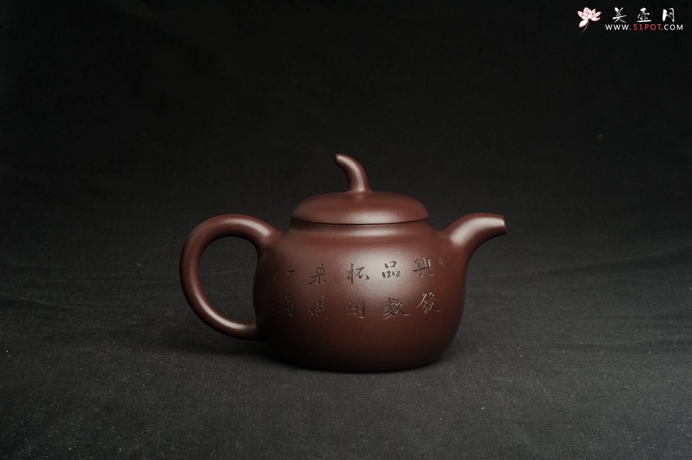 紫砂壶图片：特油润底曹青 全手工一捺底景舟茄段 装饰人物特文气 期待与亲结缘 - 美壶网
