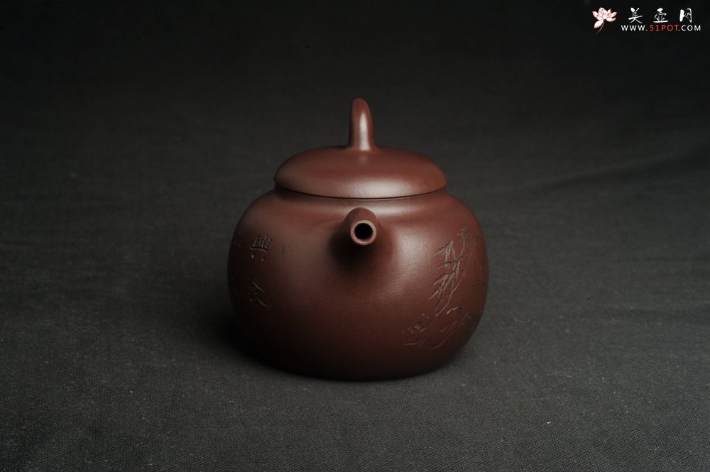 紫砂壶图片：特油润底曹青 全手工一捺底景舟茄段 装饰人物特文气 期待与亲结缘 - 美壶网