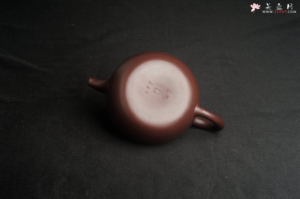 紫砂壶图片：特油润底曹青 全手工一捺底景舟茄段 装饰人物特文气 期待与亲结缘 - 美壶网