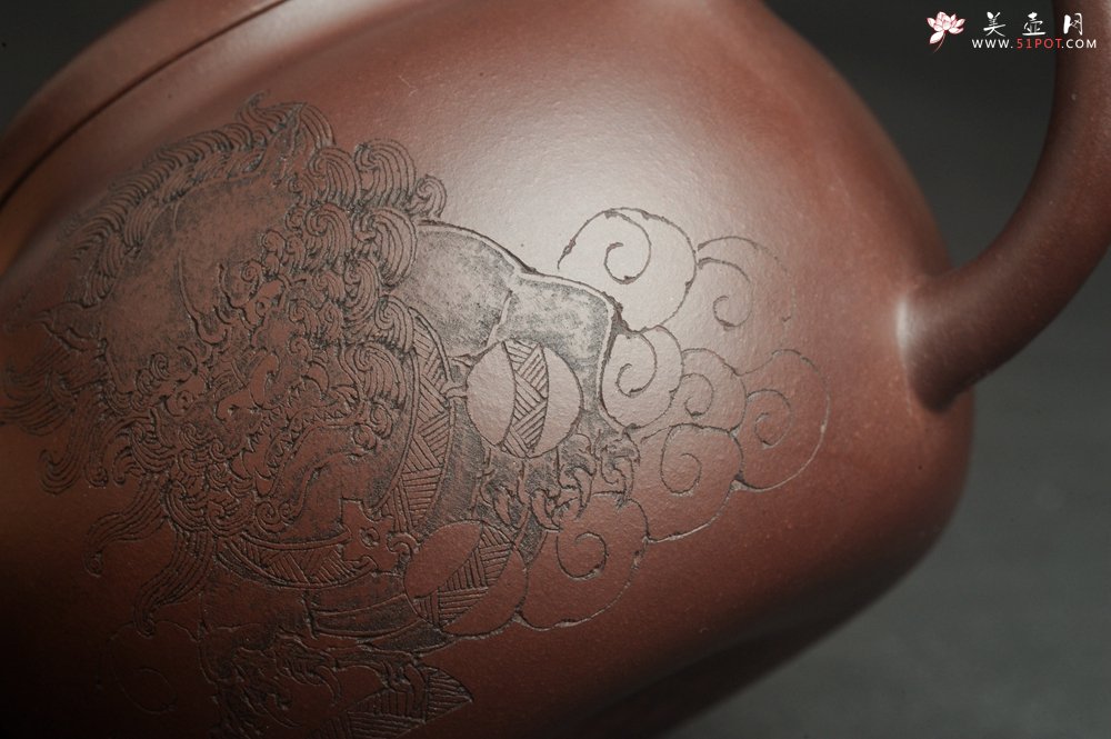 紫砂壶图片：特油润底曹青 全手工一捺底景舟茄段  助工装饰瑞兽 寓意大吉大利 - 美壶网