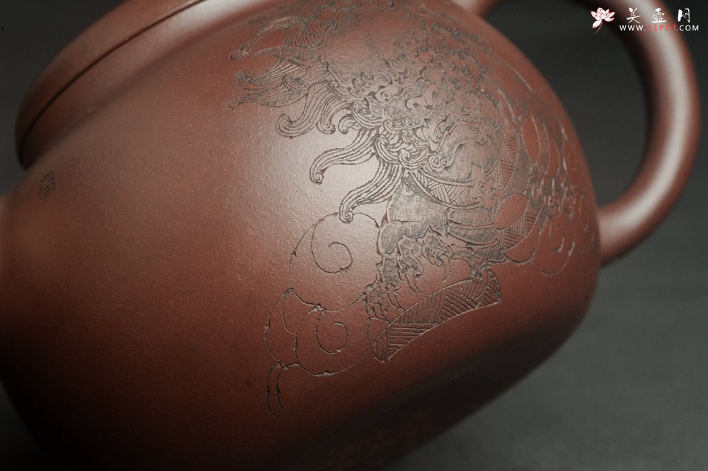 紫砂壶图片：特油润底曹青 全手工一捺底景舟茄段  助工装饰瑞兽 寓意大吉大利 - 美壶网