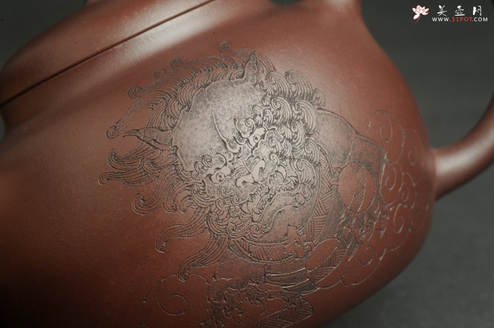 紫砂壶图片：特油润底曹青 全手工一捺底景舟茄段  助工装饰瑞兽 寓意大吉大利 - 美壶网