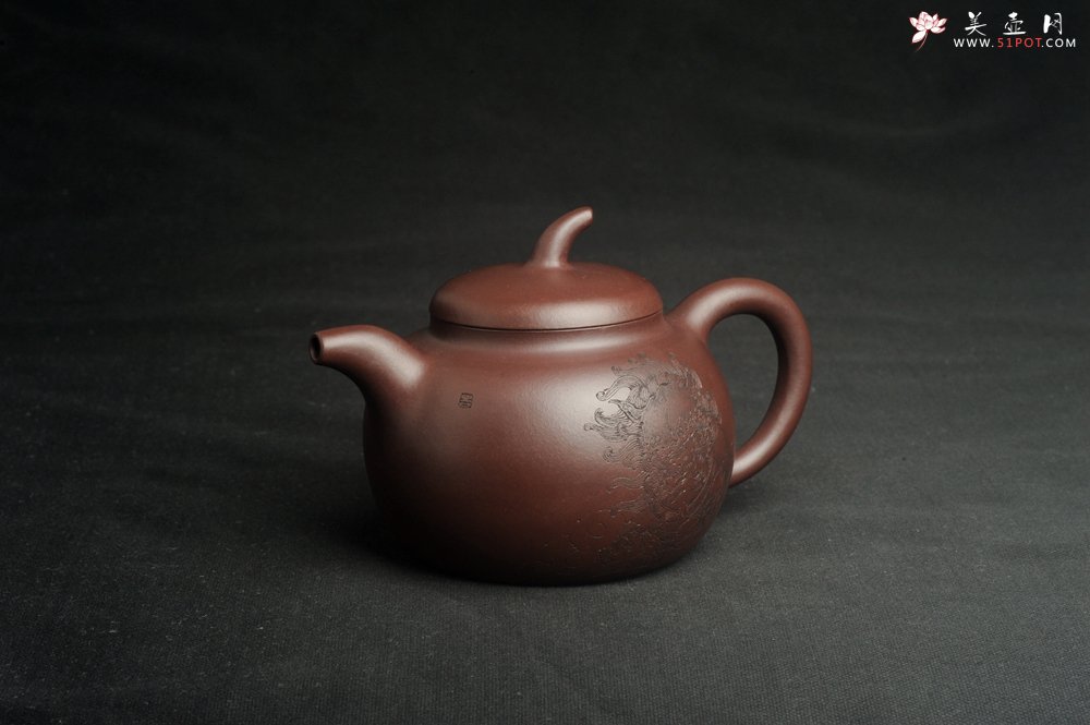 紫砂壶图片：特油润底曹青 全手工一捺底景舟茄段  助工装饰瑞兽 寓意大吉大利 - 美壶网